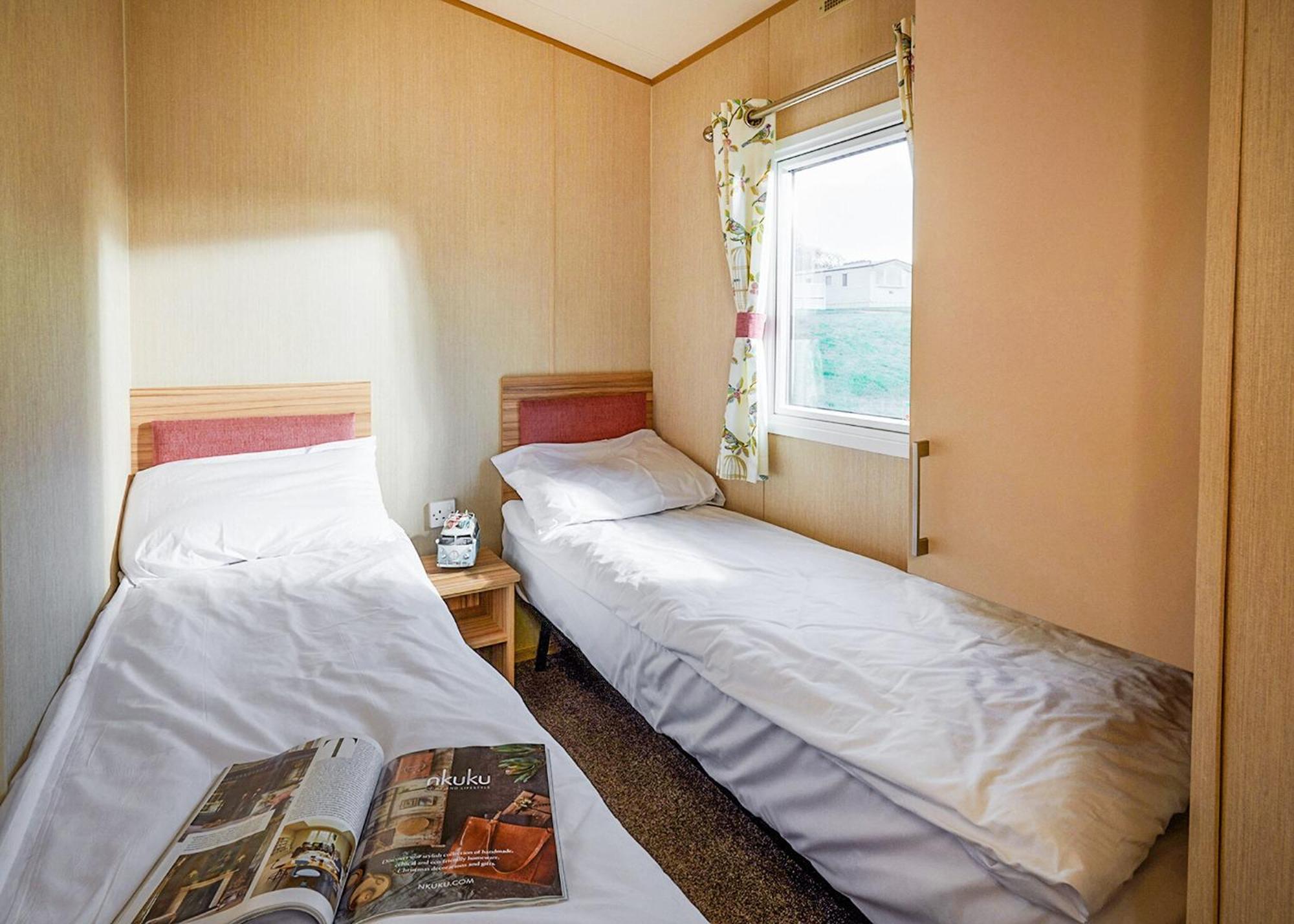 Meadow Lakes Holiday Park 圣奥斯特尔 客房 照片