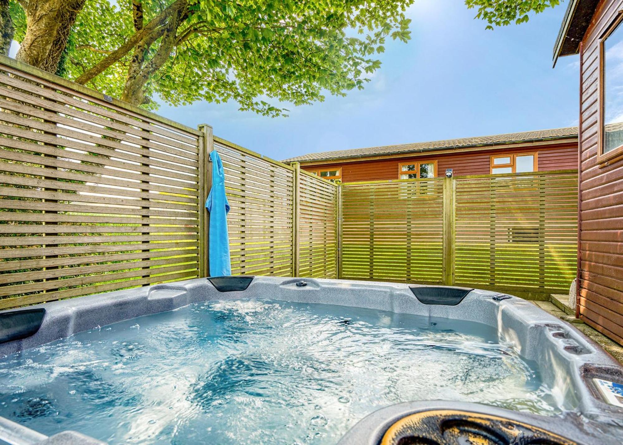 Meadow Lakes Holiday Park 圣奥斯特尔 外观 照片